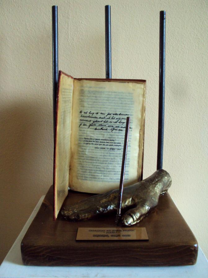 Diario, di Anna Frank. Diario, di Anna Frank.