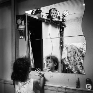 Maura si guarda allo specchio felice per il suo nuovo regalo....un piccolo anello giocattolo...