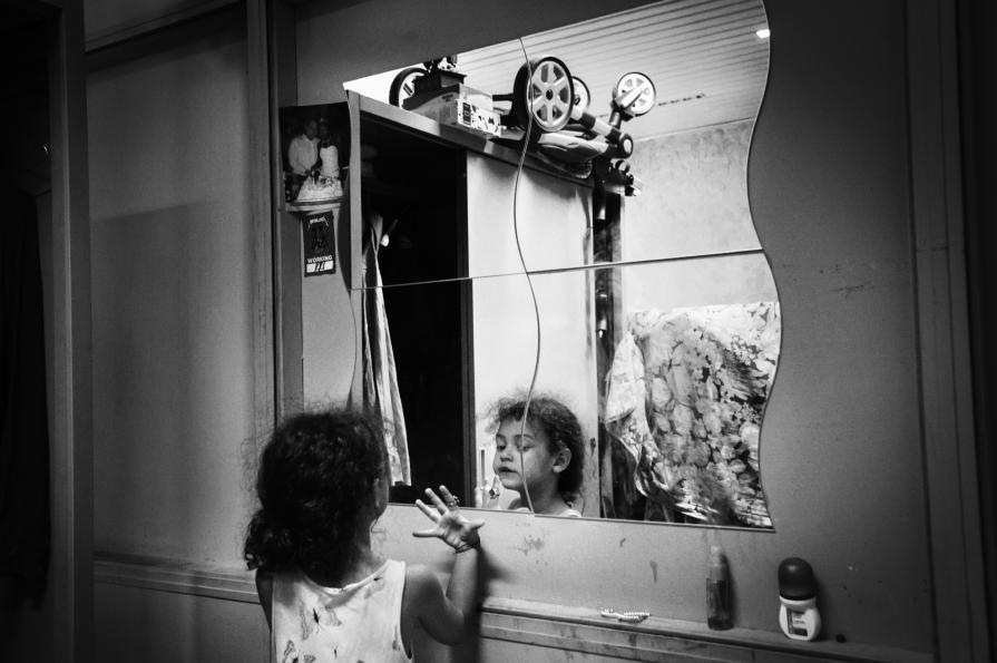 Maura si guarda allo specchio felice per il suo nuovo regalo....un piccolo anello giocattolo...