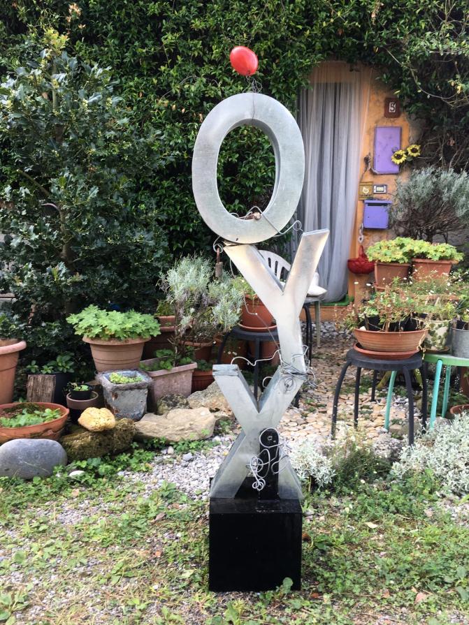 Totem dell’amore ( torre di babele degli idiomi) ma il cuore non ha confini