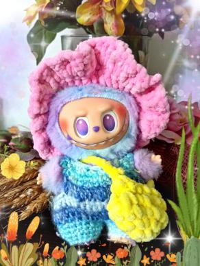 “Un tocco d’uncinetto che veste di magia il suo sorriso.”