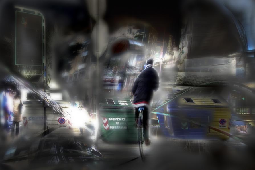 passeggiando in bicicletta,verso il centro.