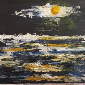 Luna gialla e mare in tempesta