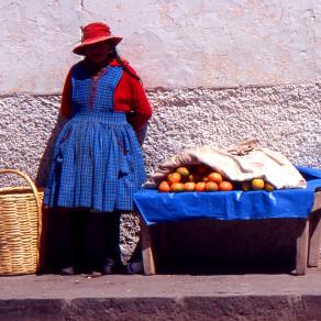 Cusco 1989 La venditrice di agrumi
