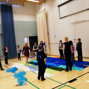 “LA SIRENA. ARTE-LA MIA SECONDA PELLE” PERFORMANCE ROSA DIDONNA PRESSO LA SCUOLA HÖNTTÄMÄEN, OULU, FINLANDIA