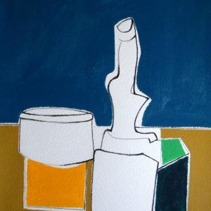 Bottiglia e altri oggetti su di un tavolo