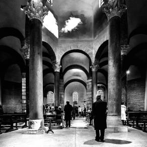 Capriccio con colonne romaniche, uomo anziano e nuvola solitaria in Santa Sofia