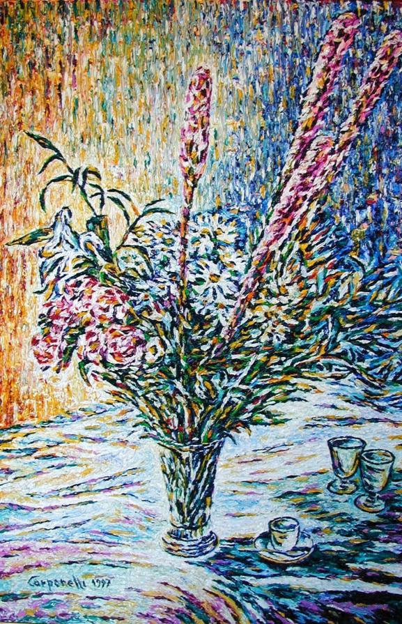 Vaso di fiori con tazzina e bicchieri