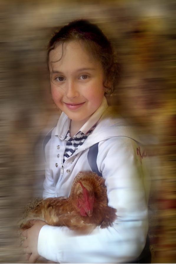 ritratto di bimba con gallina.