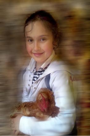 ritratto di bimba con gallina.