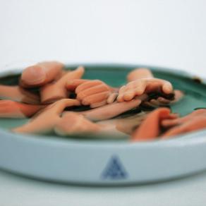 una mano lava l'altra