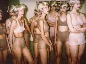 A Carrara nudi femminili cercansi per opera d'arte