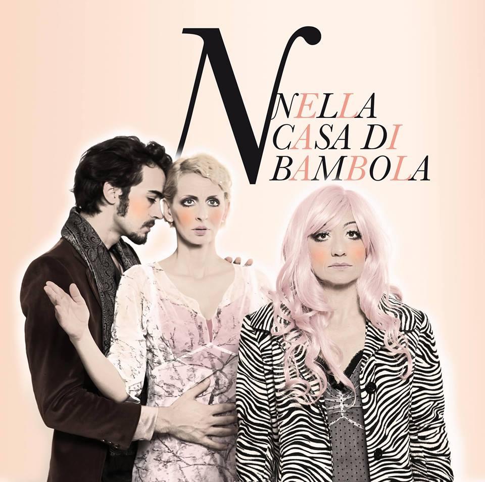 N nella casa di bambola