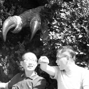 Il problema d'ogni conversazione: essere attaccati alle spalle da un Dinosauro