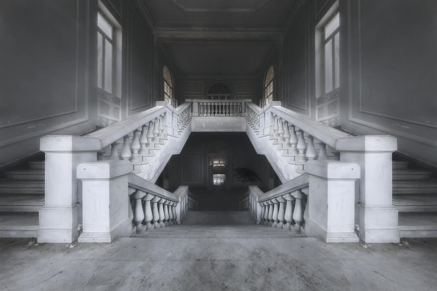 È meglio capitare tra i corvi che tra gli adulatori: gli uni divorano i cadaveri, gli altri i vivi.