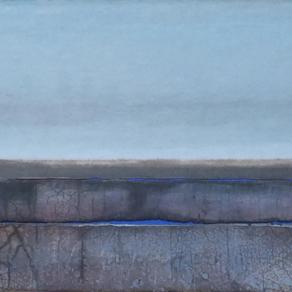 “E’ di un blu grigio il lago questa notte. Onde di ardesia.”