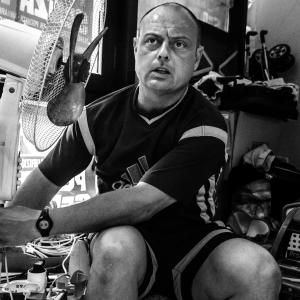 Luca mentre cerca di aggiustare un vecchio ventilatore