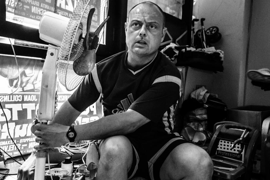 Luca mentre cerca di aggiustare un vecchio ventilatore