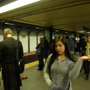 Verso il treno (sequenza della ragazza con sciarpa)