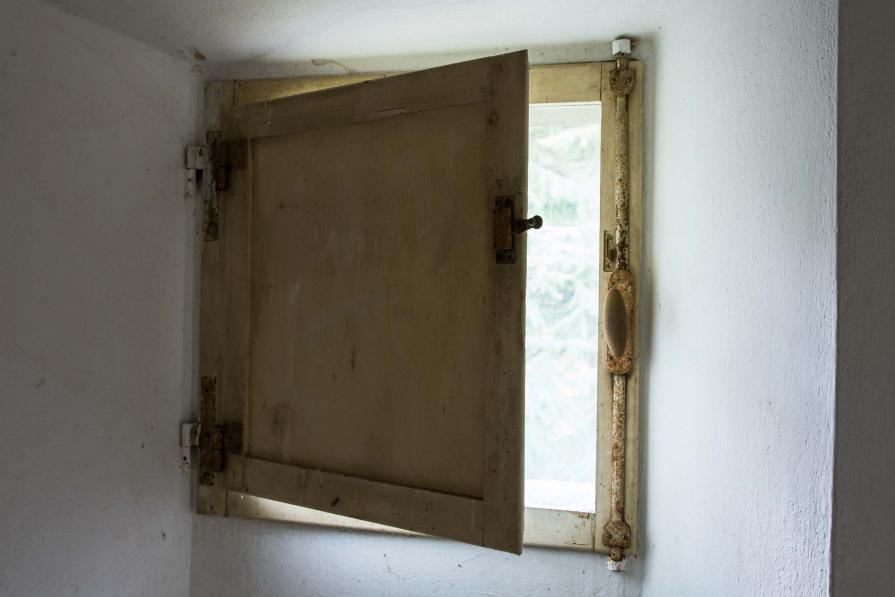 Una finestra socchiusa