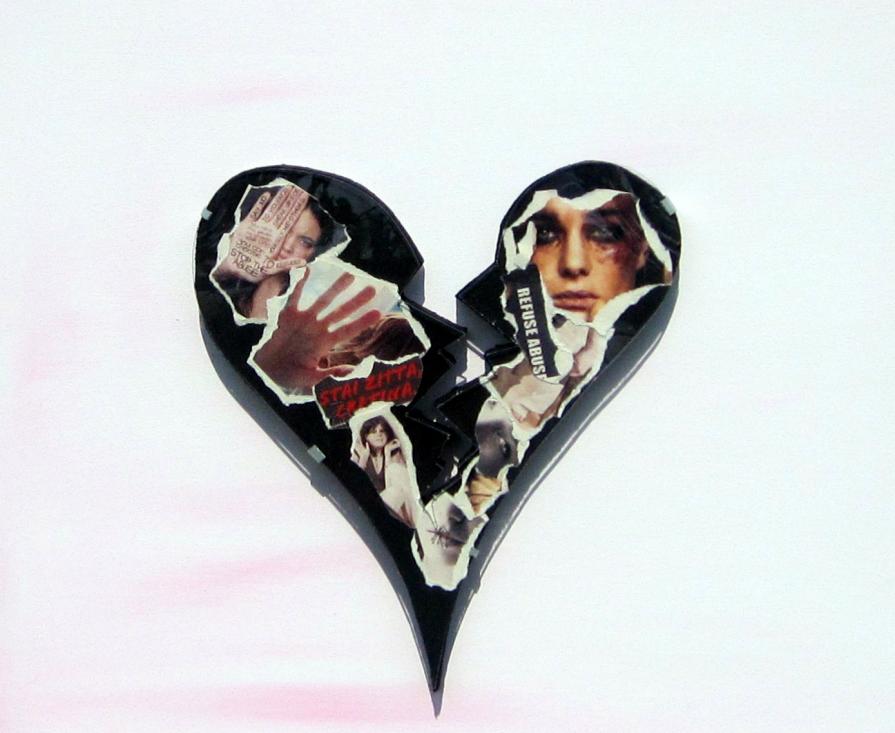 Cuore spezzato nero contro la violenza sulle donne Cuore spezzato nero contro la violenza sulle donne