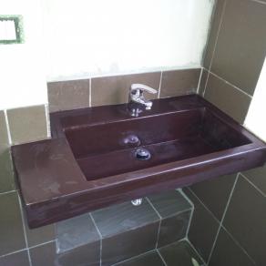 Lavabo in legno e camento resinato