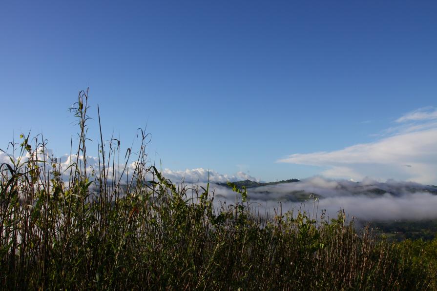 cavatore tra nebbia e cielo