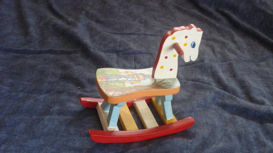 Decoro a smalti su Cavallino legno