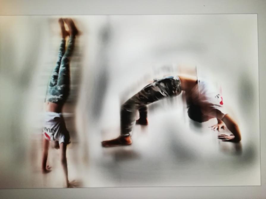 Tutta la sua ricerca in due elementi . Orizzontale e verticale. 