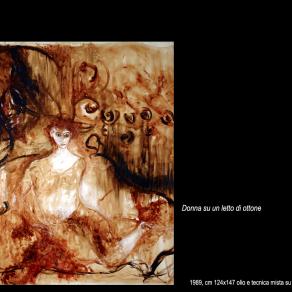 donna su letto d'ottone