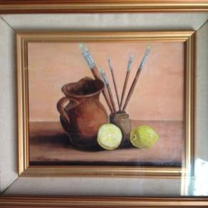 Brocca con pennelli e limoni