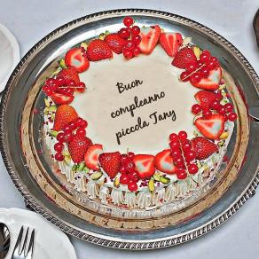 oggi aggiungo una candelina sulla torta della mia vita, per passare il tempo festeggiando con tutti voi amici miei  questo  momento magico !!!!