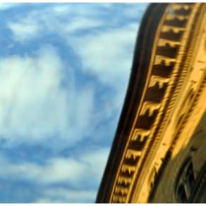 An hour, same square (Florentine car glass)