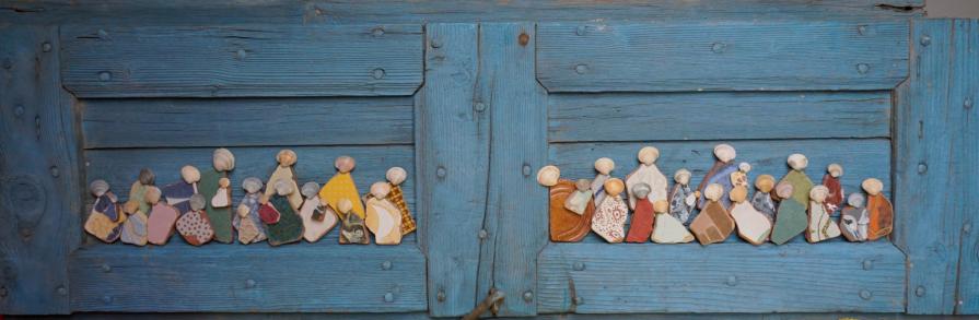 Umanità dentro vecchio scuro azzurro