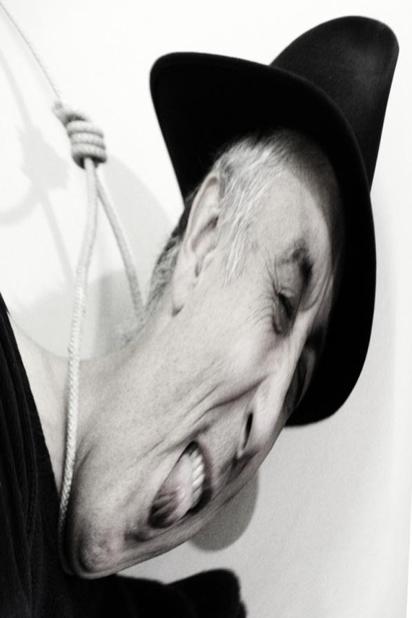 un esecuzione perfettamente riuscita, scena di un facile suicidio???