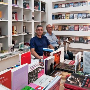 Raffaele e Luca insieme da 23 anni convivono e gestiscono la Libreria LGBTQI Igor, insieme al piccolo Igor