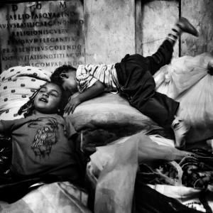 Maura e Ethan giocano nella basilica di santa Maria Maggiore dove insieme alla famiglia rimarranno una ventina di giorni