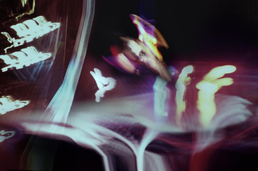 e giunse sulla terra l'angelo di Dio . dove regnava il caos