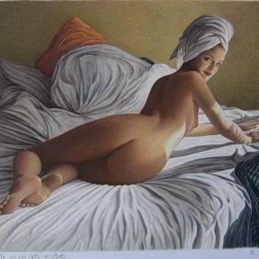 nudo di spalle su un letto disfatto