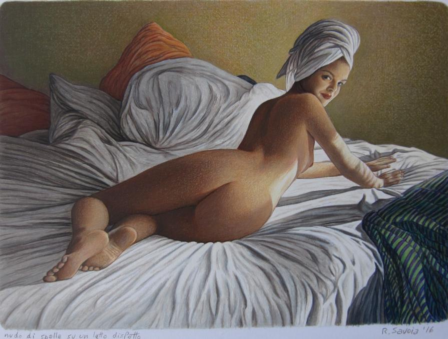 nudo di spalle su un letto disfatto