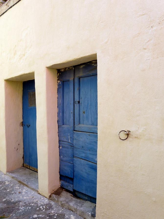 Les deux portes bleues