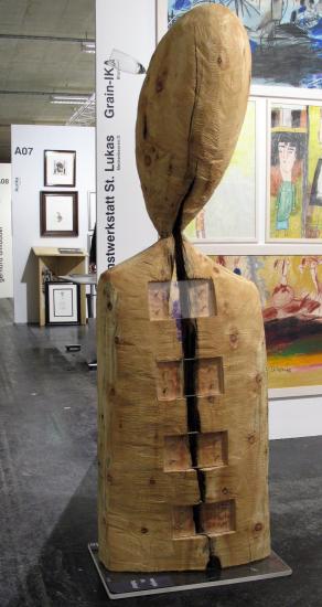 weinglas im holzkopf - testa di legno con bicchiere