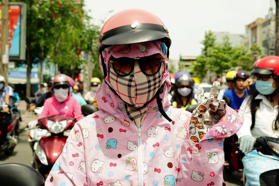 Young girl with Hello Kitty-Burberry 