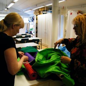 “LA SIRENA. ARTE-LA MIA SECONDA PELLE” PERFORMANCE ROSA DIDONNA PRESSO LA SCUOLA HÖNTTÄMÄEN, OULU, FINLANDIA