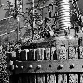 3-Vecchie macchine da frantoio (Lago di Como)  3-Old oil mill machinery (Lake Como)