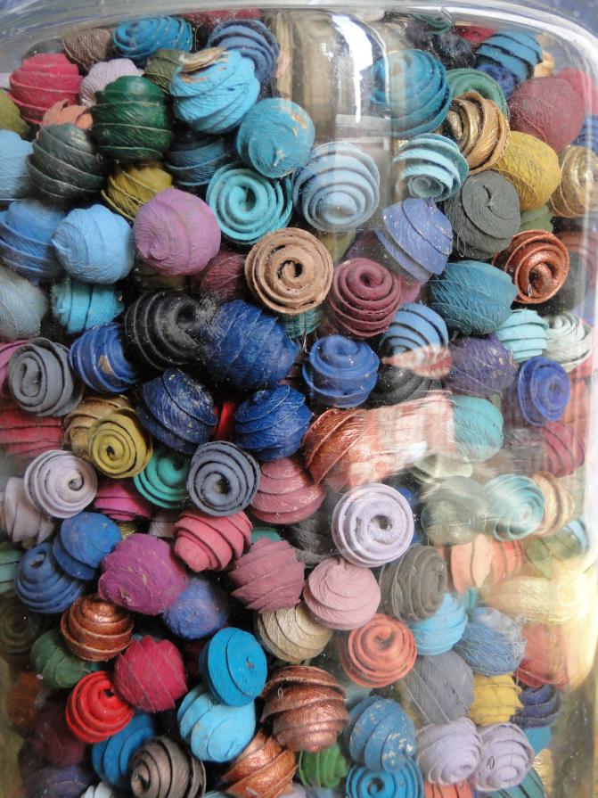 Bacche colorate in vaso di vetro