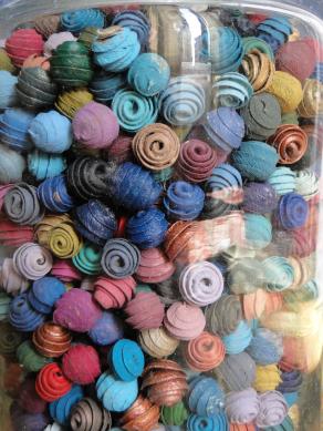 Bacche colorate in vaso di vetro