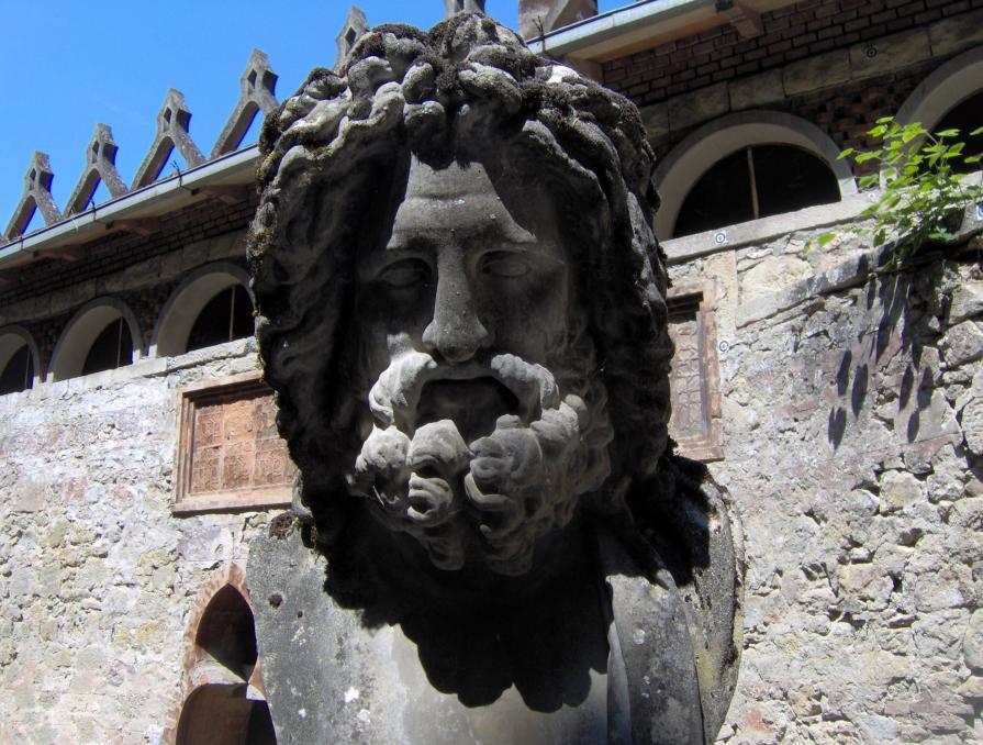 Il mascherone scolpito nel castello del Conte Mattei