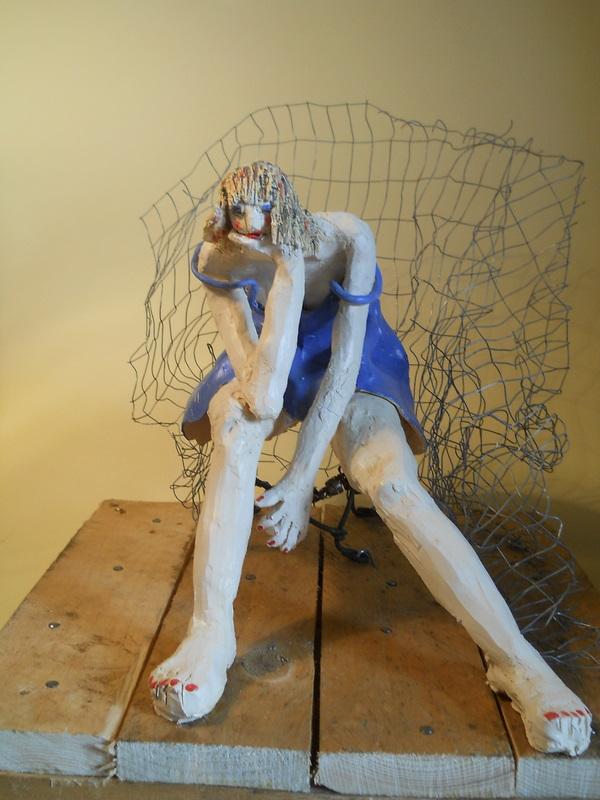 donna seduta in veranda