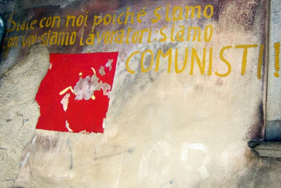 Sul muro di un paesino abruzzese